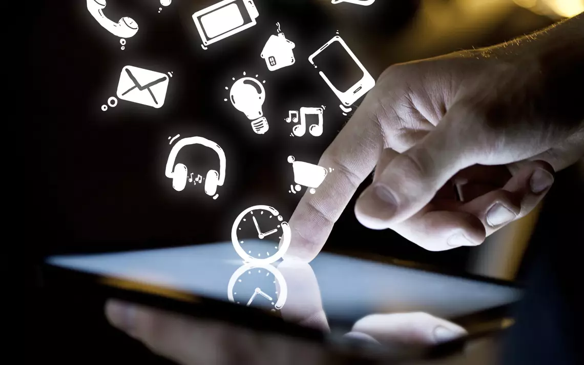 Tablette avec plein d'éléments qui en ressortent.