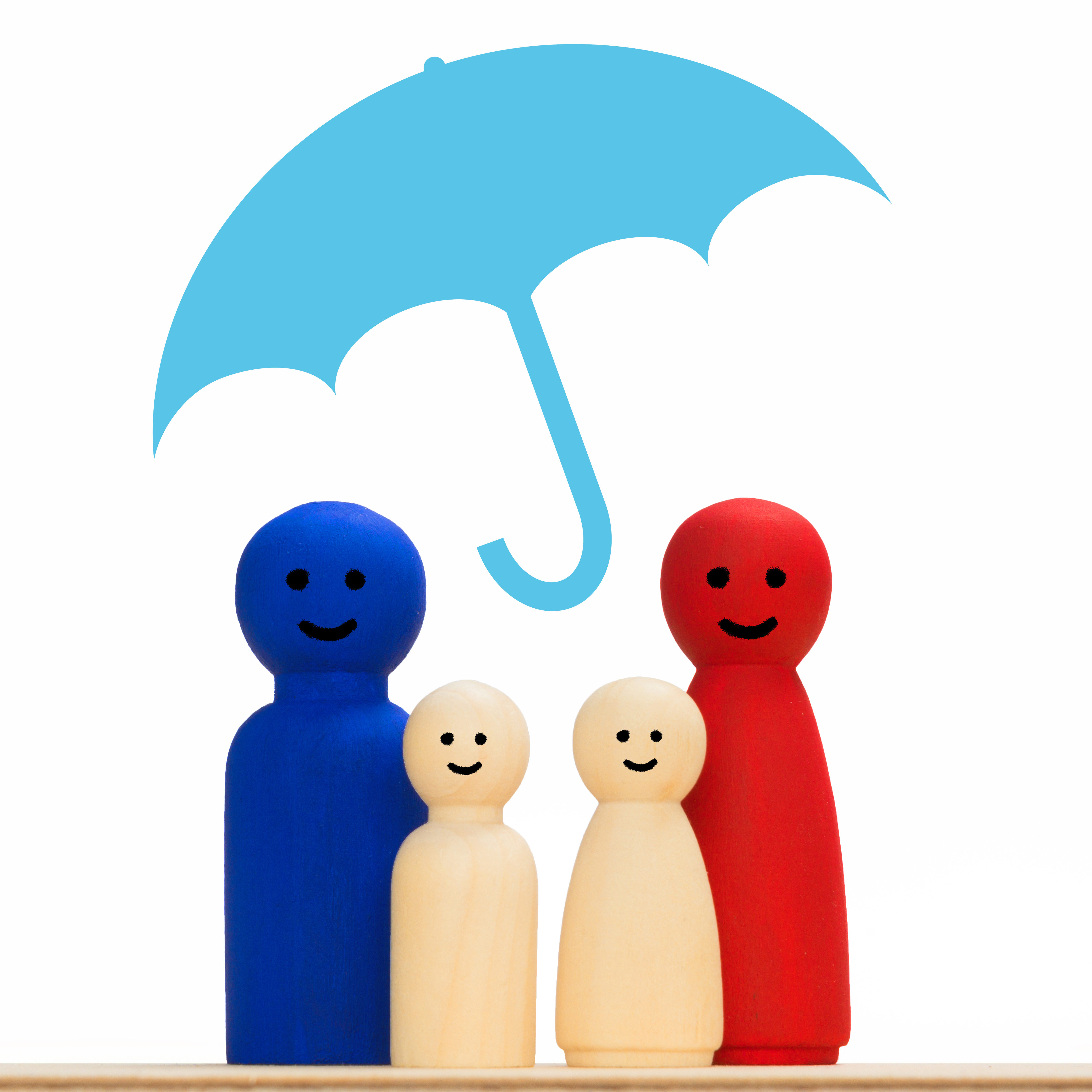 Familie mit Schirm schützt die Familie. Gesundheitsfürsorge, Sicherheit. Hilfe der Versicherung Konzept mit Schrirm, abgeschirmt